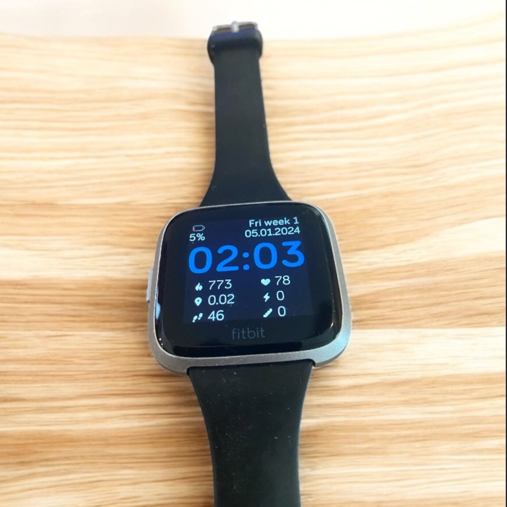 Fitbit Versa Lite FB 415 Smartwatch Fitness Tracker with Small Black Band - Picture 2 of 3